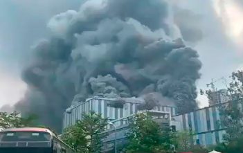 Gigantesco incendio afecta laboratorio de Huawei en China