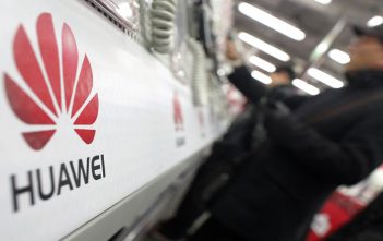 La secretaria de comercio de EEUU dice que no hay razón para quitar el veto a Huawei