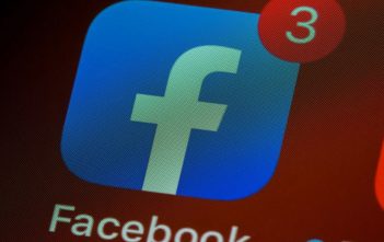 Facebook eliminó el modo oscuro de su aplicación por error
